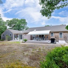 Private Yard and Convenient Access to Beaches (2395)