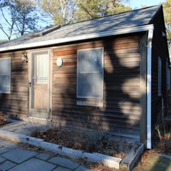 Charming Cottage Retreat, Private Yard, Deck & Coastal Convenience (2427)