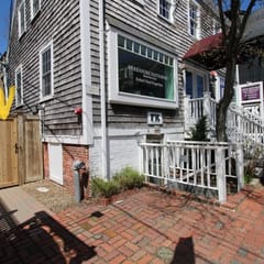 On Commercial St, beach, dining, nightlife, updated bright retreat. (2435)