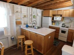 Iconic Brownie's Cabin, close to everything! (CS0046) - Image 5