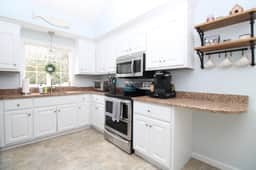 Charming home near beaches, golf, and towns with deck & yard (2432) - Image 5