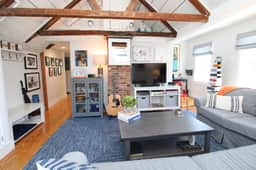 On Commercial St, beach, dining, nightlife, updated bright retreat. (2435) - Image 5