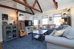 On Commercial St, beach, dining, nightlife, updated bright retreat. (2435) - Image 4
