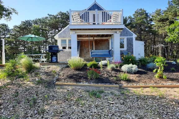 Charming Cottage with Balcony Views (1455) - Image 1