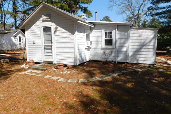 Iconic Brownie's Cabin, close to everything! (CS0046) - Image 1