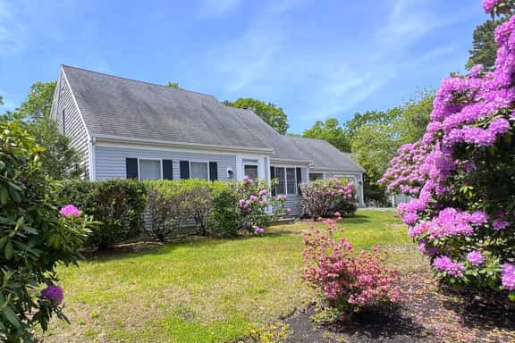 Charming home near beaches, golf, and towns with deck & yard (2432) - Image 1