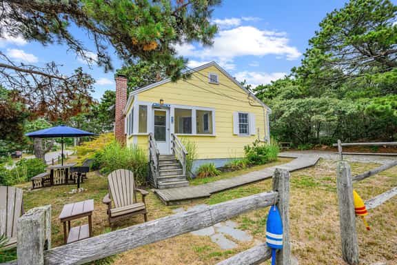 Surf Side!  Updated Wellfleet cottage (Cliffside) by the sea!  (CS0056) - Image 1