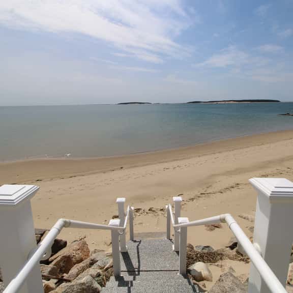 Beach Front Cottage With Spacious Deck (1465) - Image 1