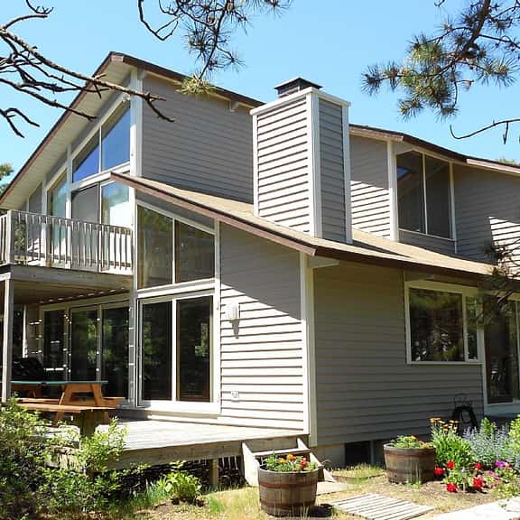 Bright and Spacious Near Beaches on Lt. Island (1694) - Image 1