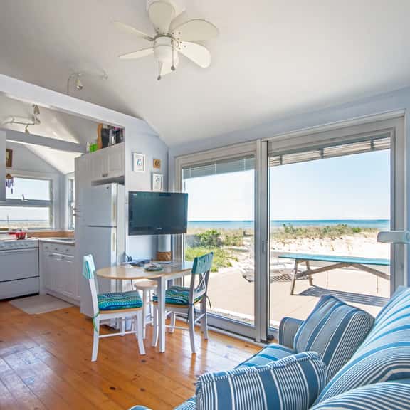 Beautiful 1 bedroom cottage on the beach! RPSH008 - Image 1