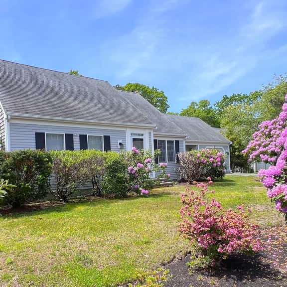 Charming home near beaches, golf, and towns with deck & yard (2432) - Image 1