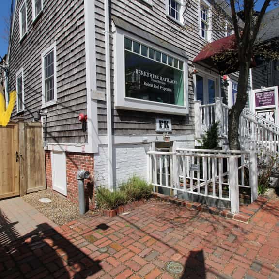 On Commercial St, beach, dining, nightlife, updated bright retreat. (2435) - Image 1