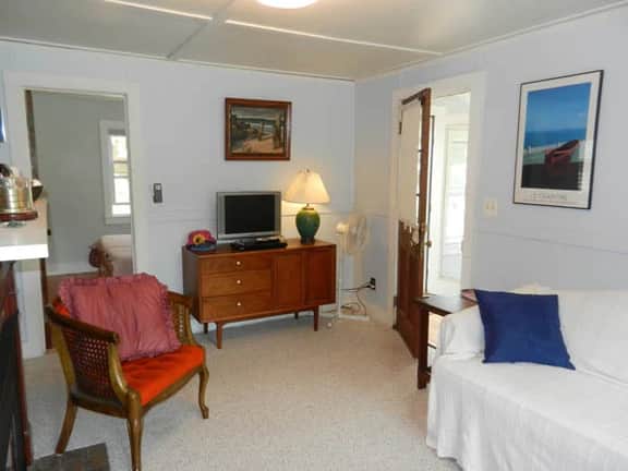 Renovated 2BR Cottage, Your Front Row Seat to the Sea (1553) - Image 4