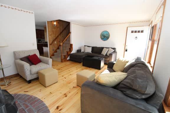 Beautifully Maintained 3BR Colonial Close to Forest Beach (1577) - Image 4
