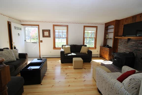 Beautifully Maintained 3BR Colonial Close to Forest Beach (1577) - Image 5