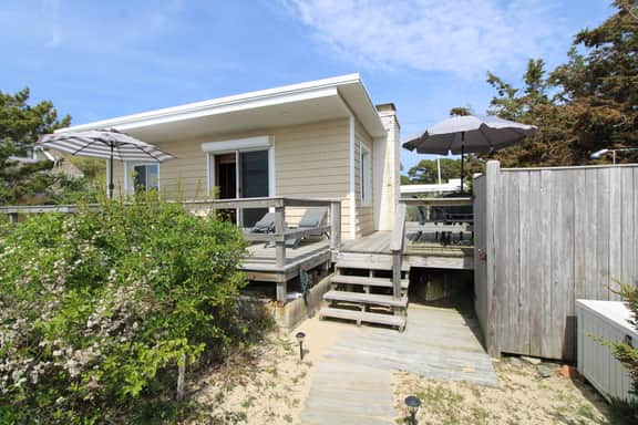 Beach Front Cottage With Spacious Deck (1465) - Image 4
