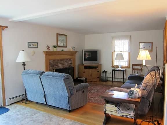 Bright & Open Contemporary Home (1714) - Image 3
