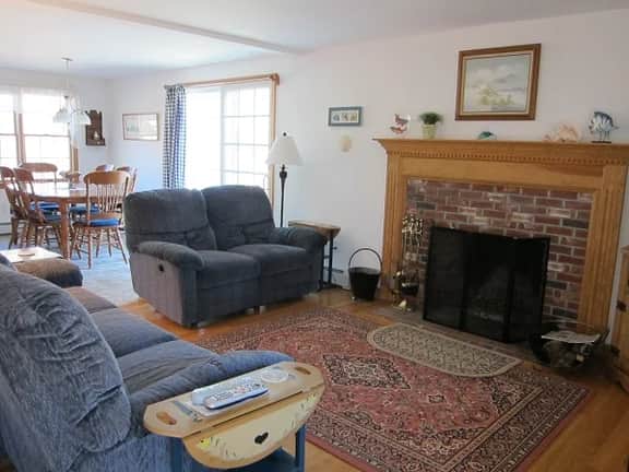 Bright & Open Contemporary Home (1714) - Image 2