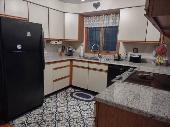 Pet friendly home with central air (1998) - Image 4