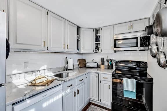 Falmouth Charm: Close to Main Street & Bike Trail RPAM098 - Image 2