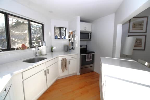Modern Home With Deck in Private Neighborhood Close to Beach (2394) - Image 4