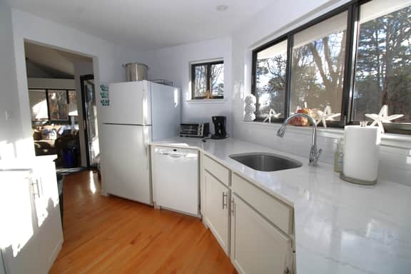 Modern Home With Deck in Private Neighborhood Close to Beach (2394) - Image 5