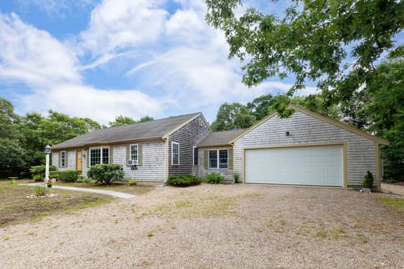 Private Yard and Convenient Access to Beaches (2395) - Image 2