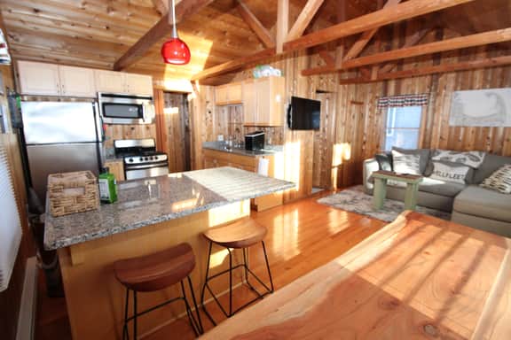 Charming Cottage Retreat, Private Yard, Deck & Coastal Convenience (2427) - Image 3
