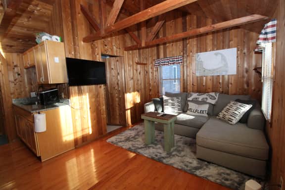 Charming Cottage Retreat, Private Yard, Deck & Coastal Convenience (2427) - Image 4