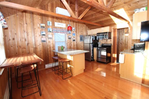 Charming Cottage Retreat, Private Yard, Deck & Coastal Convenience (2427) - Image 5