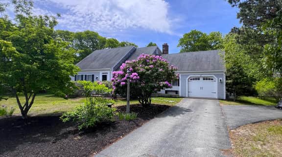 Charming home near beaches, golf, and towns with deck & yard (2432) - Image 2