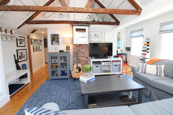 On Commercial St, beach, dining, nightlife, updated bright retreat. (2435) - Image 5