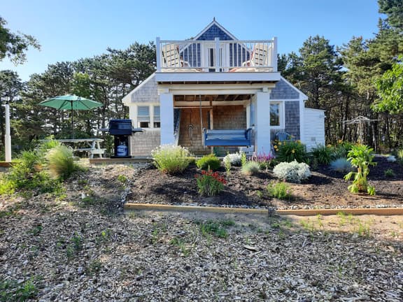 Charming Cottage with Balcony Views (1455) - Image 1
