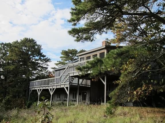 Spacious Multi-Level Contemporary Home (1677) - Image 1