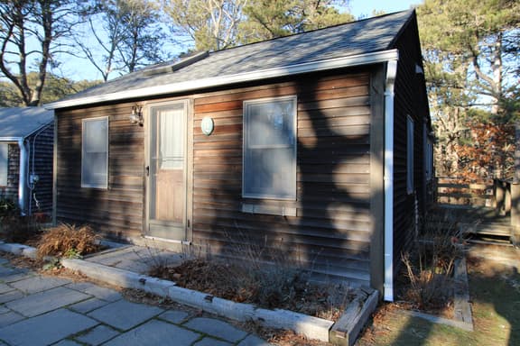 Charming Cottage Retreat, Private Yard, Deck & Coastal Convenience (2427) - Image 1