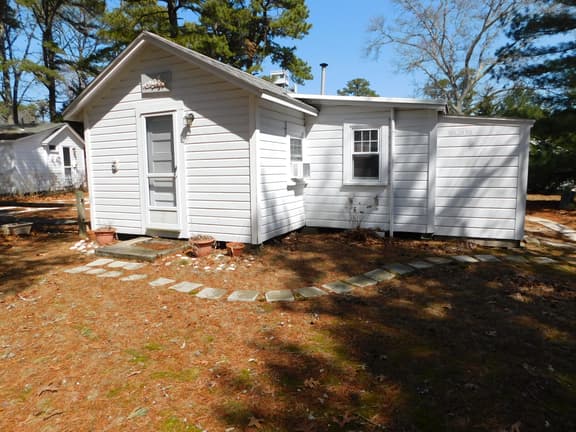 Iconic Brownie's Cabin, close to everything! (CS0046) - Image 1