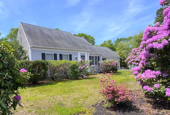 Charming home near beaches, golf, and towns with deck & yard (2432) - Image 1