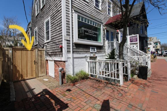 On Commercial St, beach, dining, nightlife, updated bright retreat. (2435) - Image 1