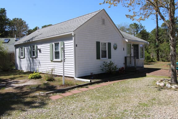 Cute Cottage Near Bay and Ocean Beaches(2436) - Image 1